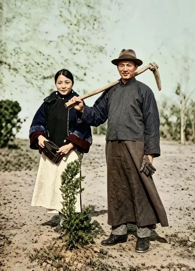 1929年3月南京，民国植树节的珍贵一幕。蒋介石与宋美龄先赴中山陵拜谒孙中山先生