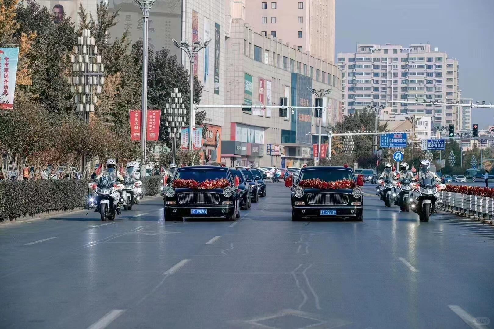 朝方礼宾车队护卫驶过凯旋门现场氛围感直接拉满，车队行进得整整齐齐。看着这一路驶过