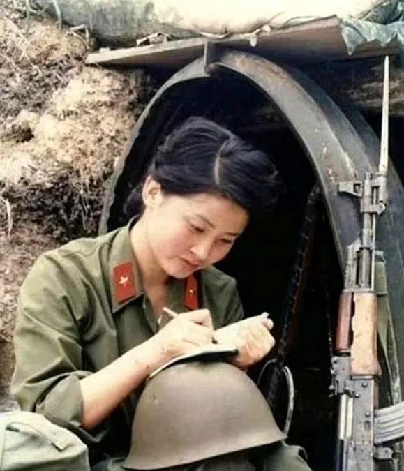 80年代在猫耳朵用钢盔当书桌写信的女兵，真的好美！上世纪80年代，在老山前线炮火