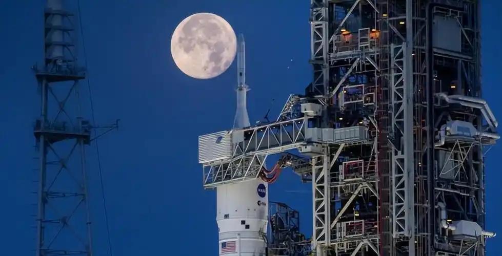 诡异！美50年不登月，重启后两张地球照片反差惊人，技术去哪了？美国NASA重启登