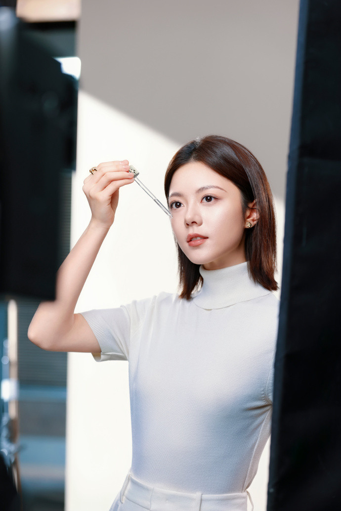 赵今麦短发好明媚赵今麦夏日清透感夏天里留着清爽短发的她，明媚又干净，看着就觉得