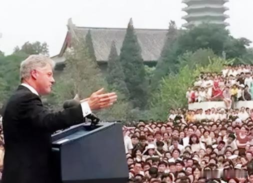 若是当年没有克林顿的一再坚持，中国加入世贸可能会更为艰难！98年克林顿访华其中一
