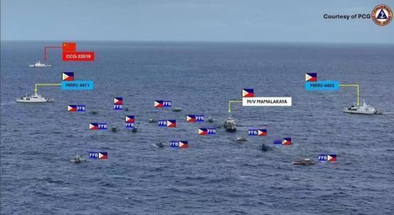 黄岩岛突发冲突，我方数艘海警船和民兵船，遭到20艘菲律宾小船闯线！以少胜多，船大