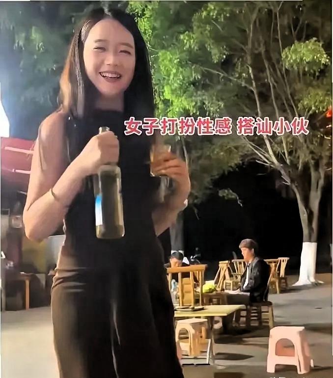 山东一男子下班后独自在烧烤店吃烤串喝啤酒，正当他一边刷手机一边小嘬的时候，突然有