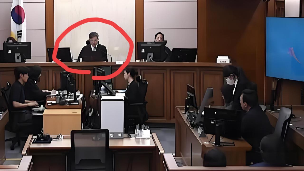 尹锡悦夫人金建希的二审主审法官死了！而且是死在法院大院内！这事也太巧合了吧，但