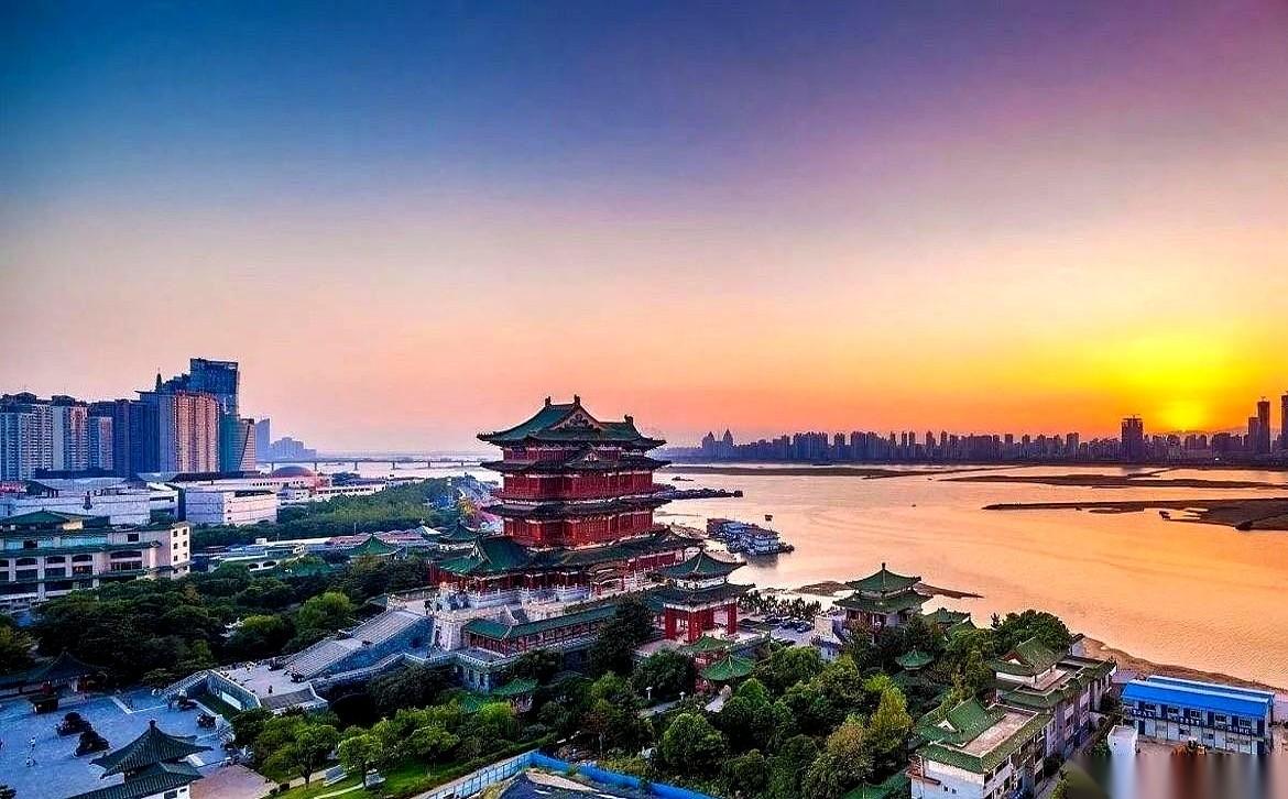 江西这次，是真的把桌子掀了。会场里气氛不对劲，底下坐着十一个地市的一把手，鸦雀