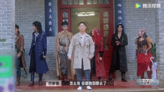 迪丽热巴一把把白宇薅了回去，白宇要逃，热巴一把子就把他抓过来了，手速超快的。​