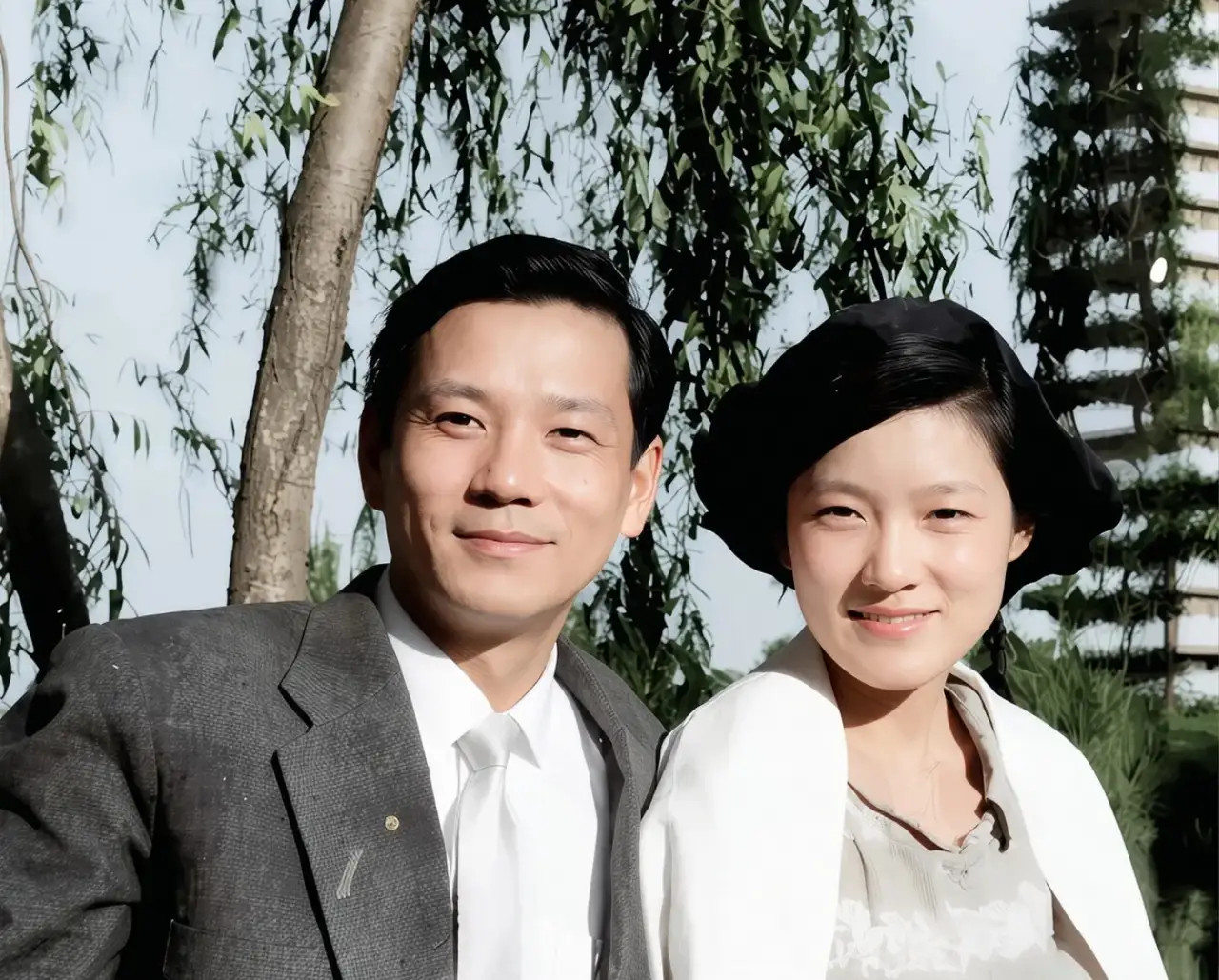 章含之有多美？1956年和男友洪君彦在北京的留影，21岁她气质不凡