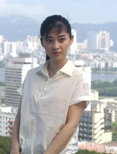 见过梅婷，前五六年，她真人巨美巨漂亮巨瘦，她的瘦是匀称的瘦，s型那种瘦，脸低头