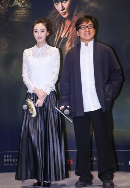 2008年北京奥运闭幕式后，成龙给张艺谋打了个电话，表示看中了闭幕式表演的一个女