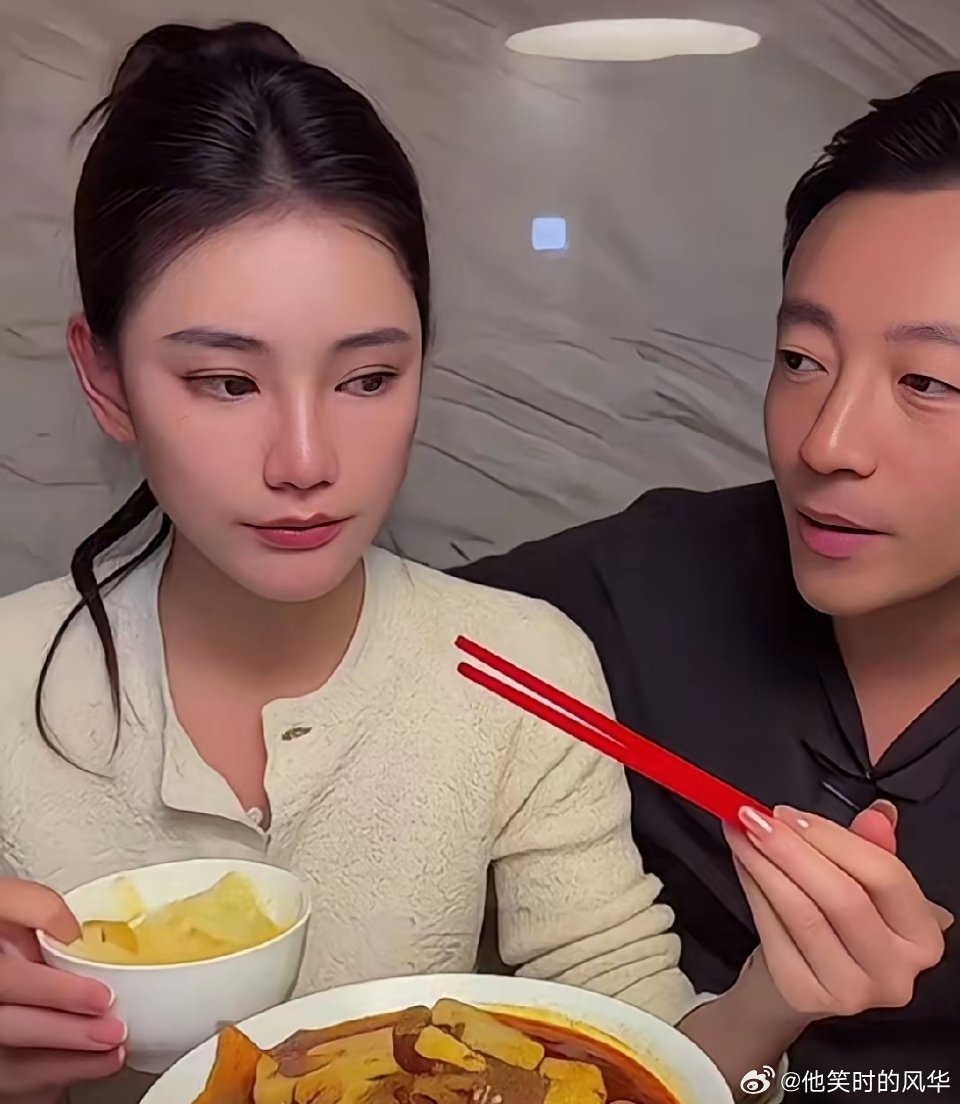 汪小菲问马筱梅：“跟着我幸福吧？”他补充道：“不愁穿咱不敢说，起码不愁吃。”马筱