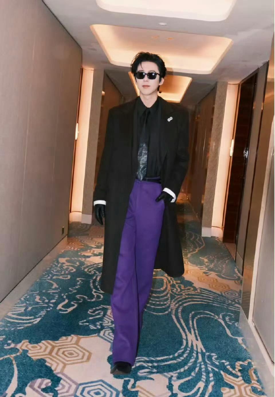 谁给刘宇宁穿的这个裤子太💜了