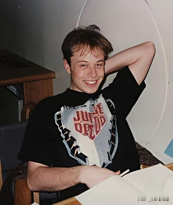 马斯克的母亲就是个非常要强的女人，据说也是十几岁就出来创业，起步是非常早的，应该