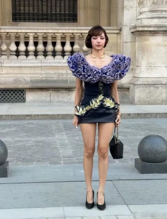 近日，一众女明星亮相LV2027春夏女装秀，lisa、宋茜、钟楚曦、卢昱晓，几位女艺人的造型都相当独