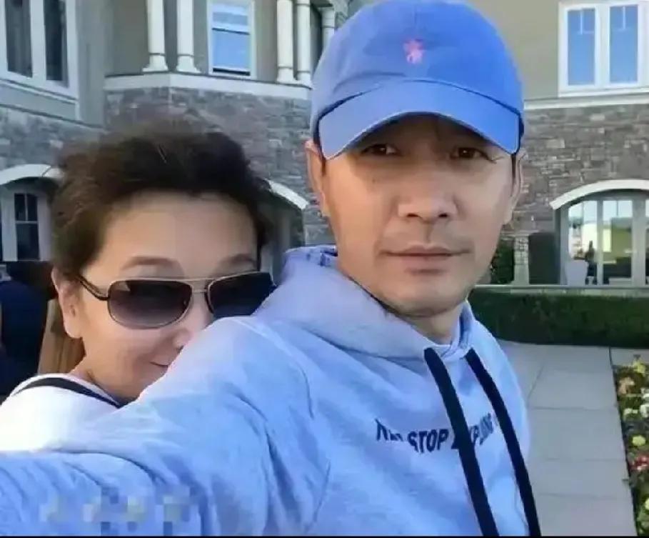 😆江珊居然跟着老公回老家参加婚礼啦！55岁的田小洁做主婚人，而江珊打扮得超清