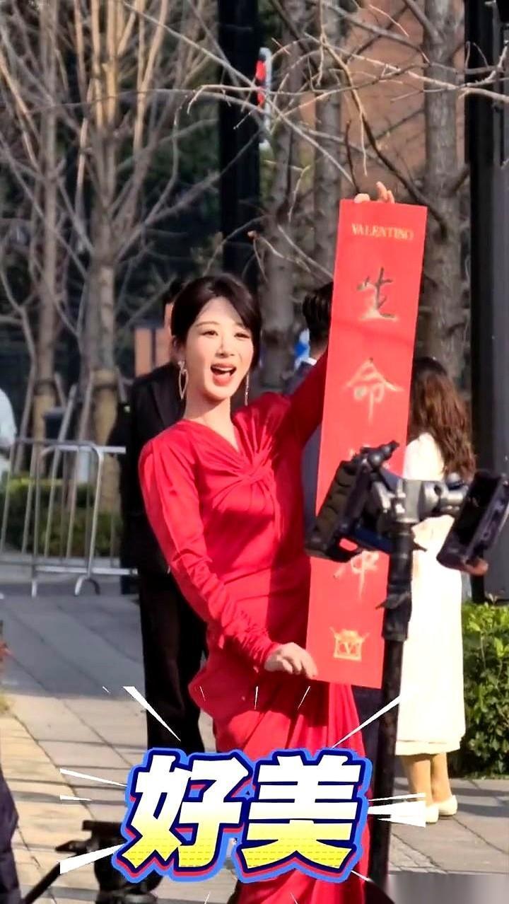 “裹了个床单就出来了？”“把大牌穿成了地摊货？”我真是看笑了。有些人拿着模特