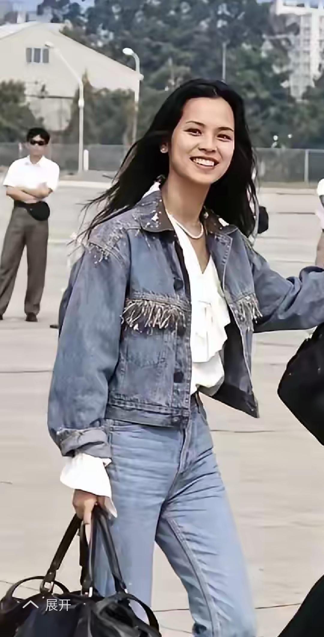 韦唯年轻时也是很飒很美的，这是她26岁时的照片，一身牛仔衣，长发披肩，脸上洋溢着