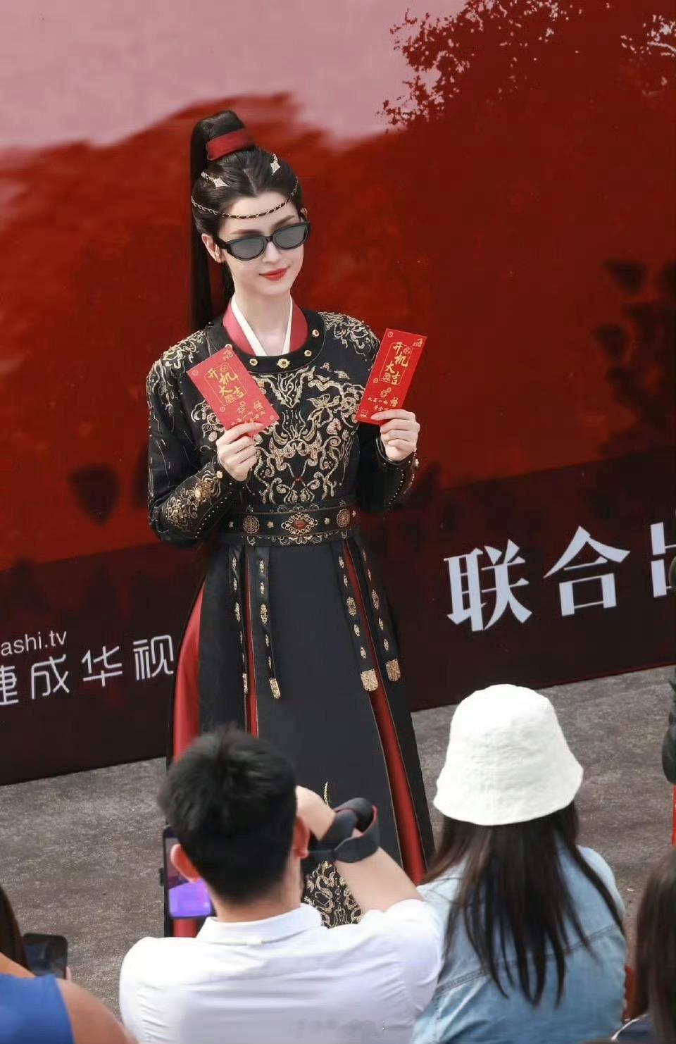 白鹿哈尼克孜古装剧撞衫白鹿哈尼克孜穿同款戏服​​​