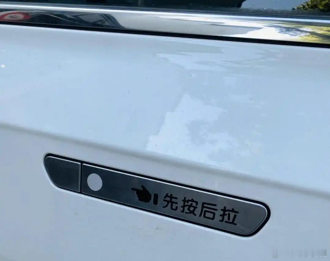 特斯拉将重新设计门把手终于正视这个问题了啊！因为门把手失灵，导致乘客被困在车里都