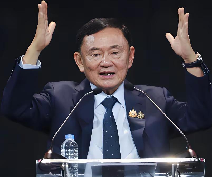 泰国原总理他信这时候又开始耍起了老奸巨猾！在2003年结束流亡回到国内的时候，他