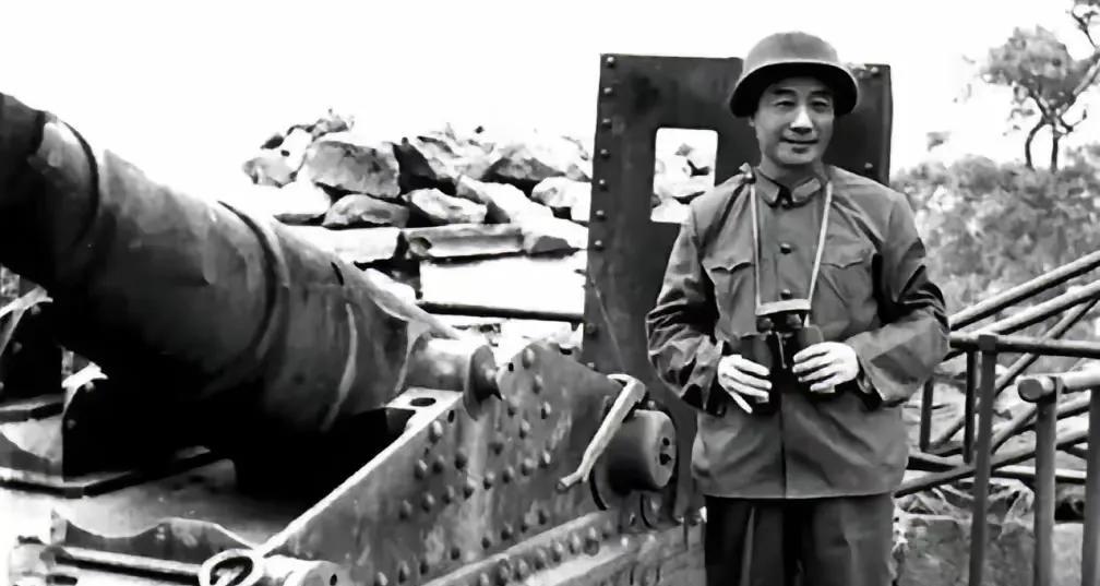 这张珍贵的照片拍摄于1972年2月17日，照片上的这位英雄就是55军的副军长李宏