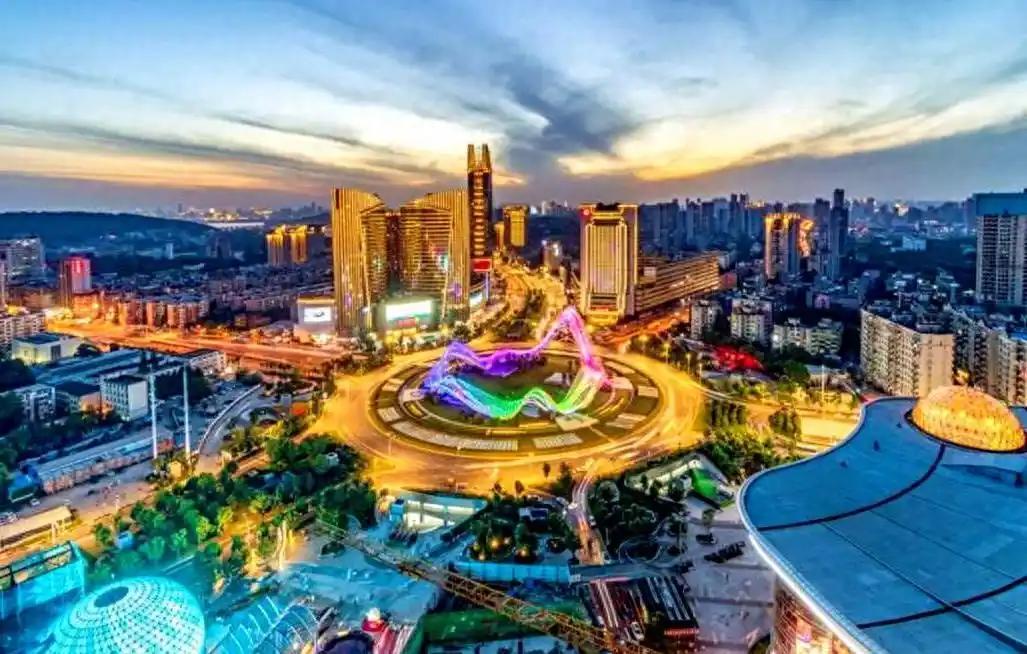 从地理上看，项目位于华容区庙岭镇和蒲团乡，北接武汉东湖高新区，南连鄂州主城区，紧