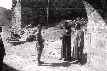 1937年，南京沦陷，一个工兵营长为活命，跑到寺庙当和尚，谁知却引起日军的怀疑。