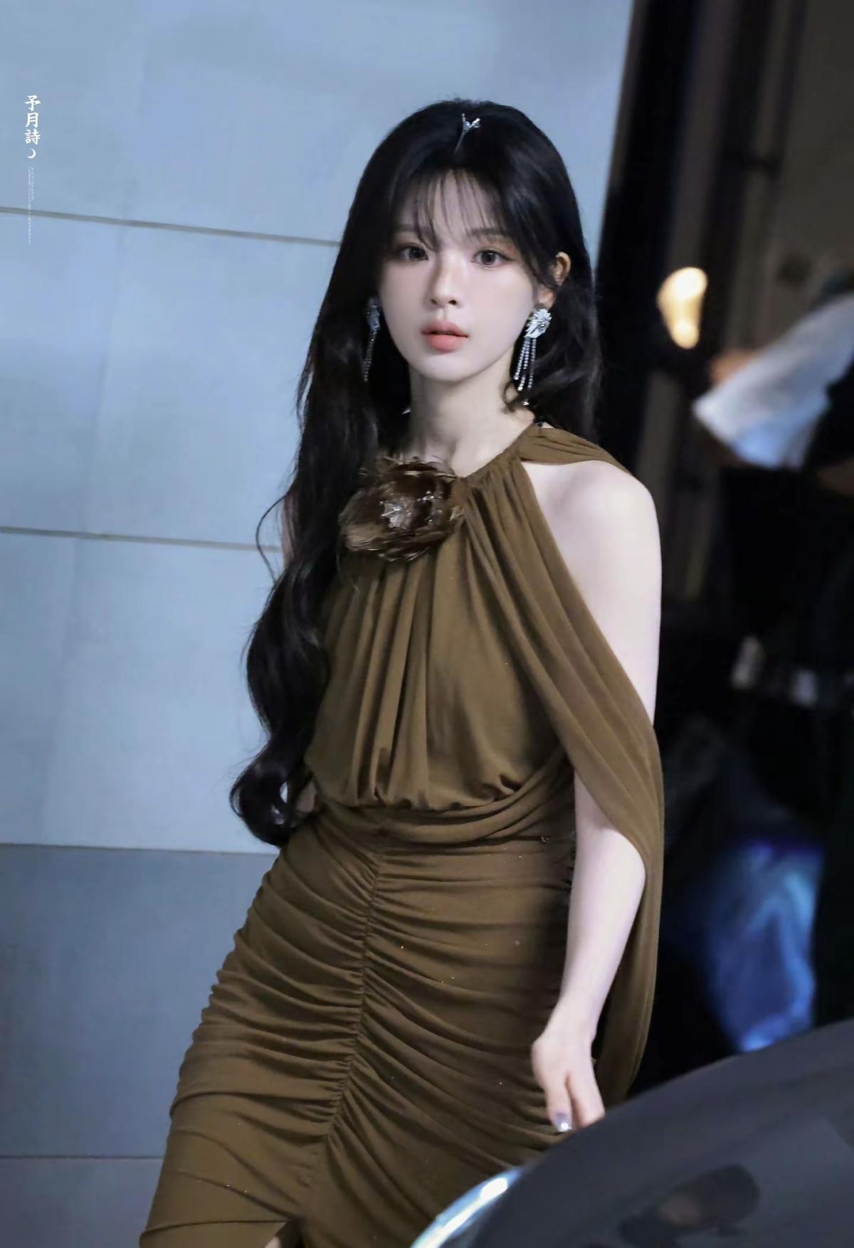 杨超越黑浪般的长发垂落肩头，流苏耳饰随步伐轻轻晃动，在喧嚣的夜色里，自成一抹复古