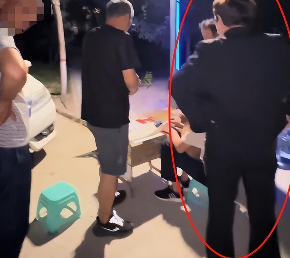 “好人难做？”2025年，甘肃，一女子好心扶摔倒的老人，反被老人儿子和小区内邻居