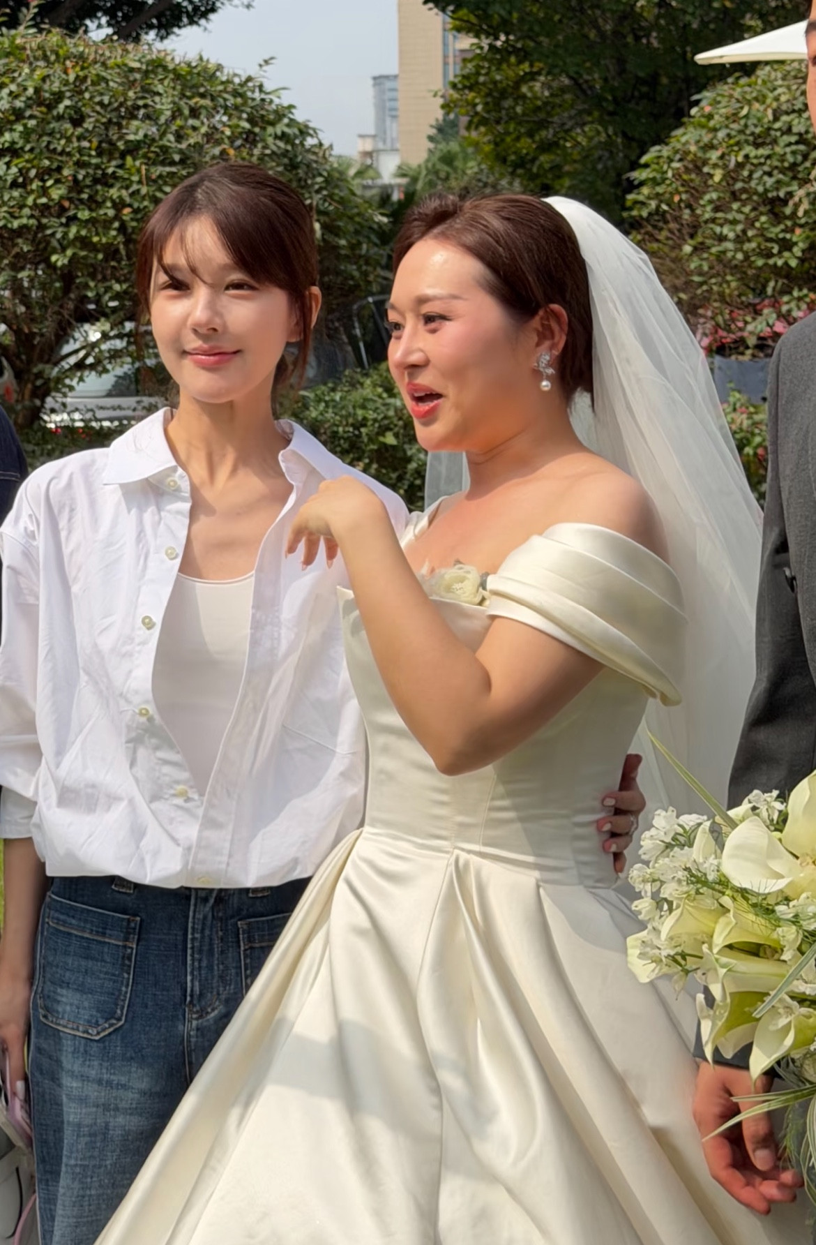 网友国庆节参加婚礼偶遇赵露思，估计她也是去参加亲友的婚礼，从衣着上看赵露思很有分寸，只是穿着简单的牛