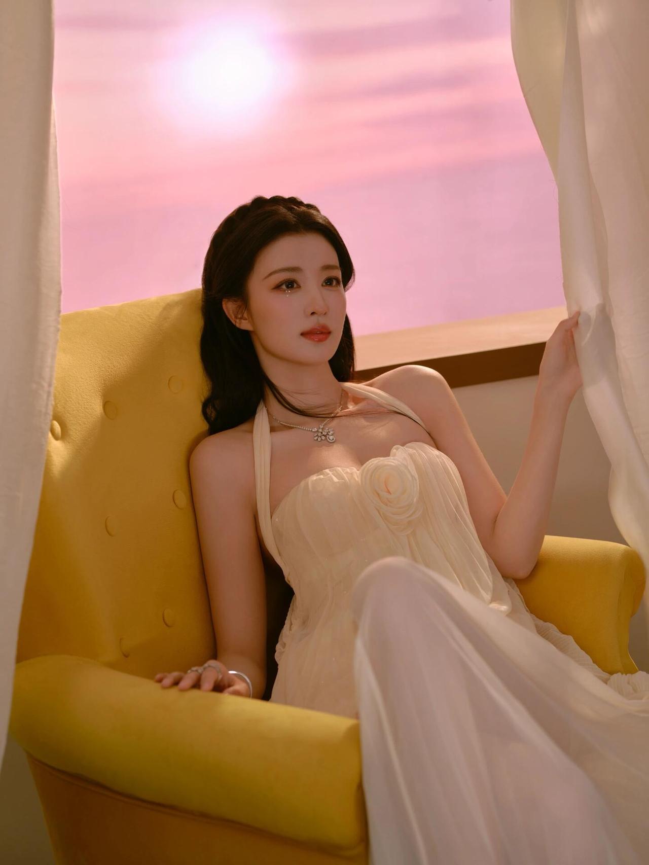 王楚然风掀动白纱，把粉云揉进窗沿你坐在明黄里，指尖轻触项链的碎钻，接住了落