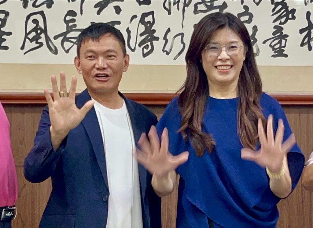 国民党主席选战白热化，辩论会炮火四射，更爆出介选争议，党内要角也纷纷表态力挺各自