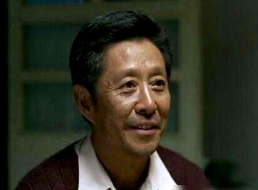 别再被《父母爱情》里最大的谣言感动了。网上到处都在传，说王振彪退休后抠门省钱