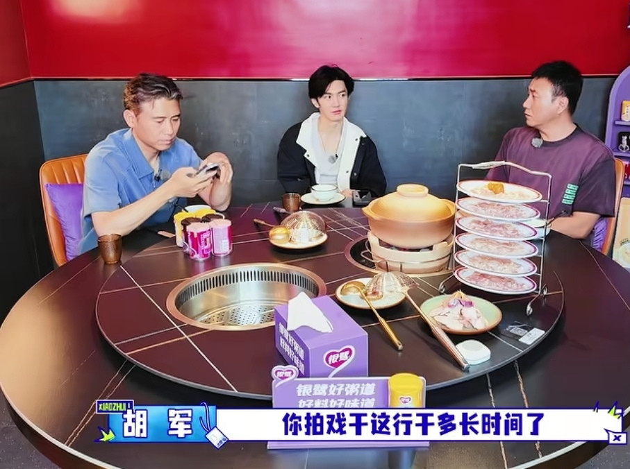胡军不理解李乃文为什么要说陈哲远三十七了，李乃文一瞬间让胡军想找个地缝钻进去了，李乃文：“已经三十七