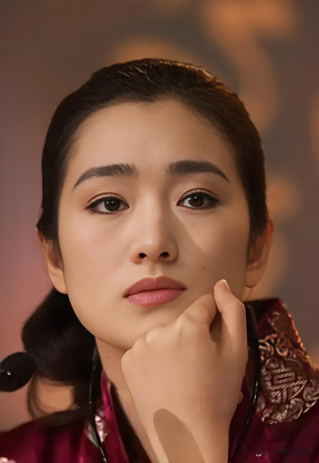 巩俐与现任老公一同在北京游玩。现任老公是法国人，今年77岁，比巩俐大17岁。两人