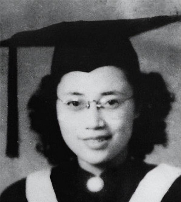 1950年，台湾一名女地下党在宿舍被捕，临走前祈求，让她拿件衣服，敌人轻蔑的答应