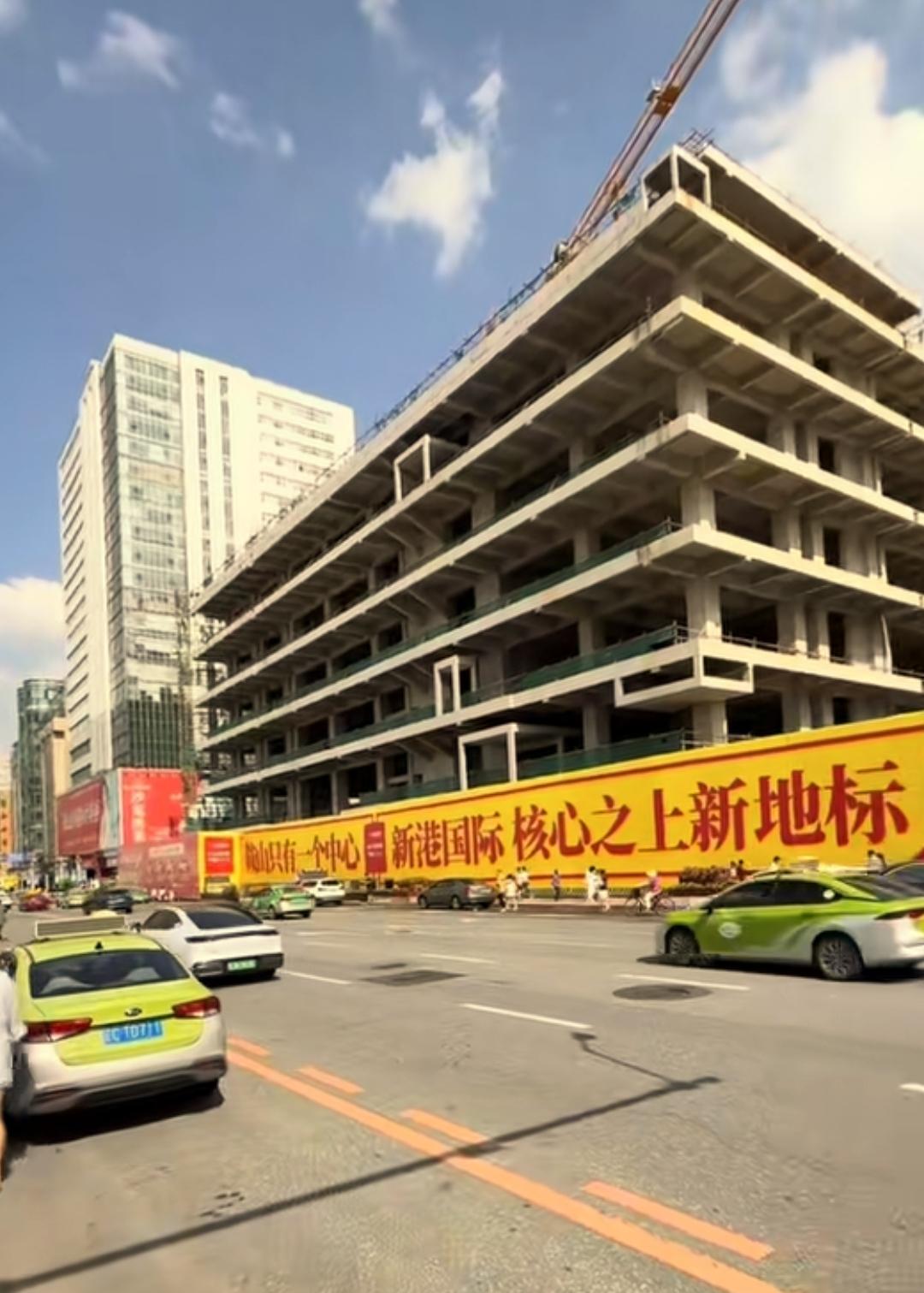 鞍山只有一个中心新港国际，核心之上新地标，闲来无事来到鞍山站前看到这样的字样我相