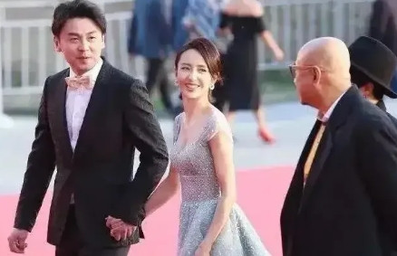 一天，雷佳音拍完戏回家，见到家里冷锅冷灶，他问妻子翟煦飞：“你怎么没做饭啊？”翟