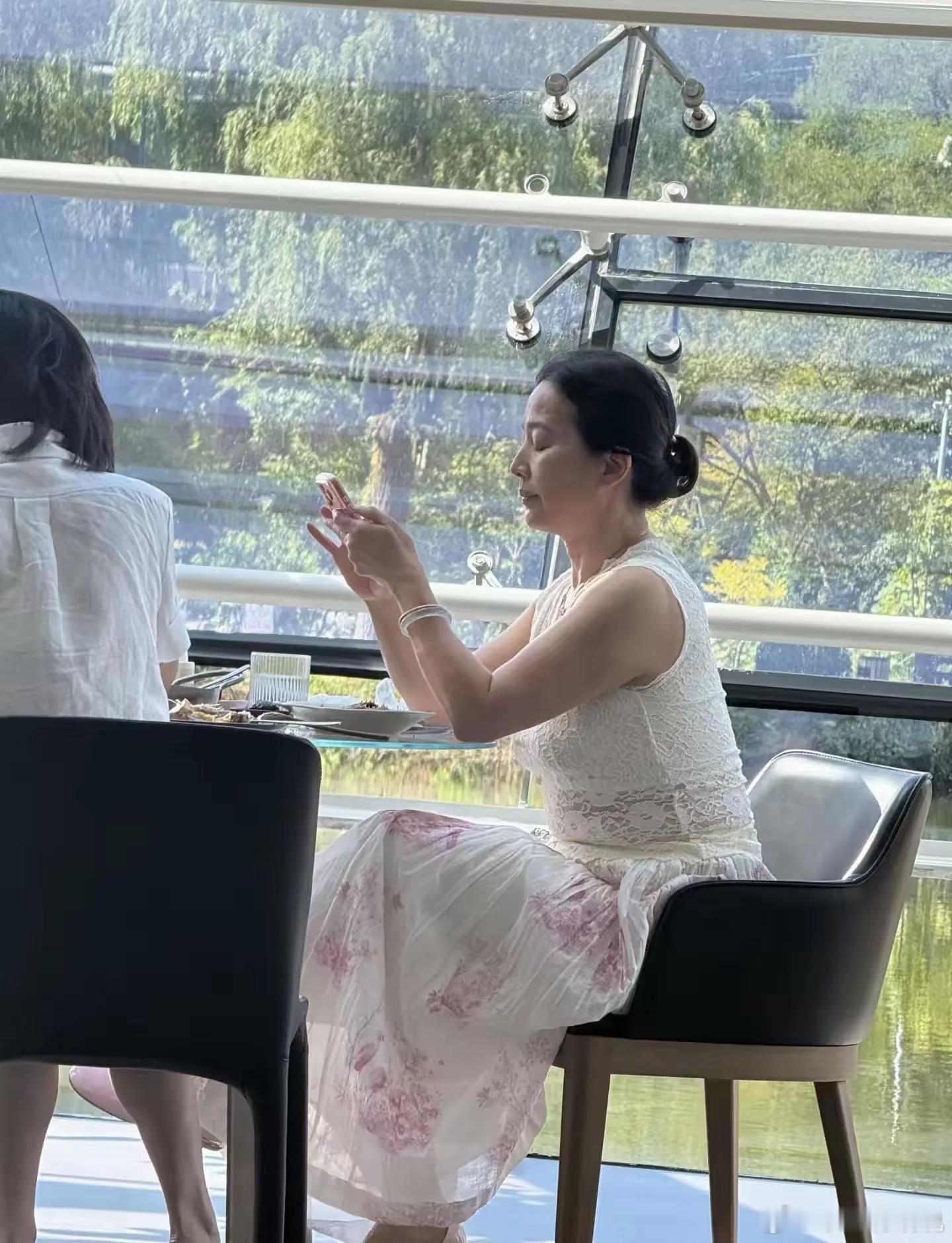 刘亦菲妈妈已经67岁了，但状态真的很好，看起来就像40多岁，真的风韵犹存！​​