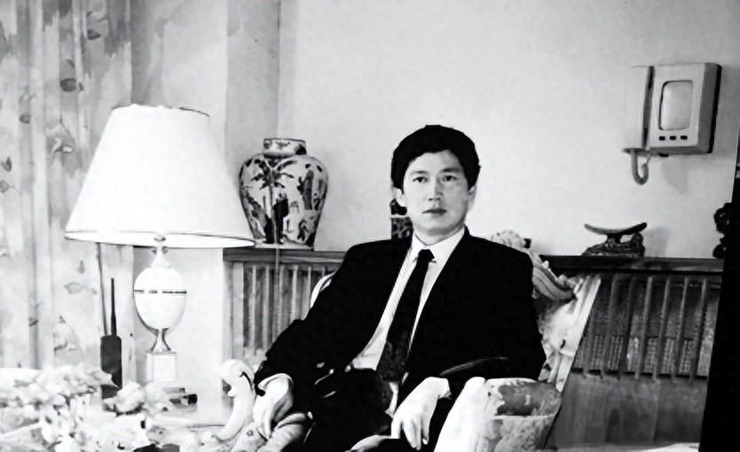 那个被叫了一辈子“第一软饭男”的人，走了。 就在2025年10月，李春平在北