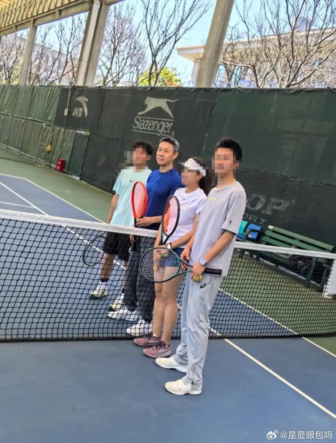 张丰毅云南打网球，70岁依旧是全身肌肉，本人超年轻看着像50岁！