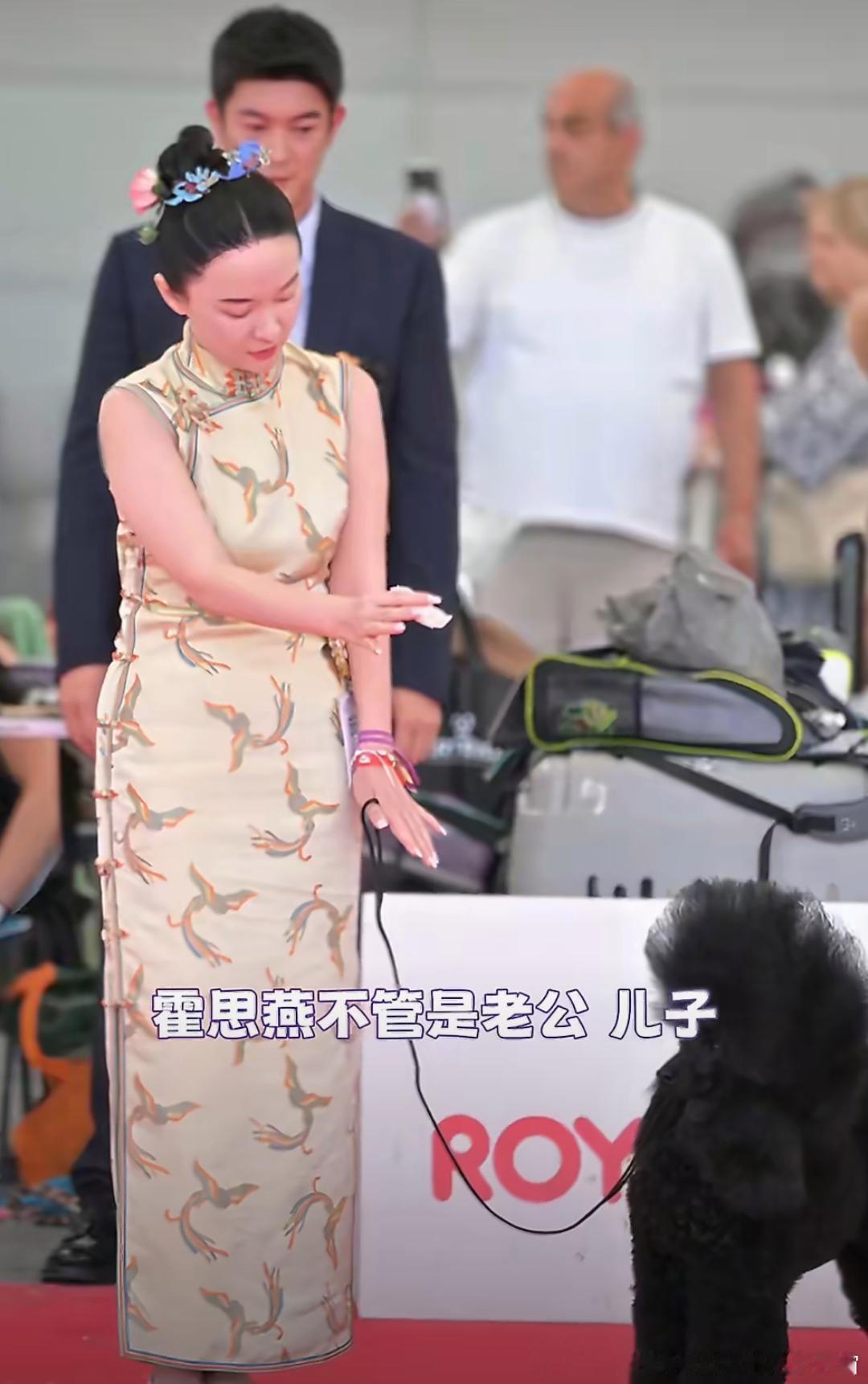 霍思燕这个人真的挺独特。不是因为她每次参赛都爱穿旗袍，而是她确实开辟了一条不一样