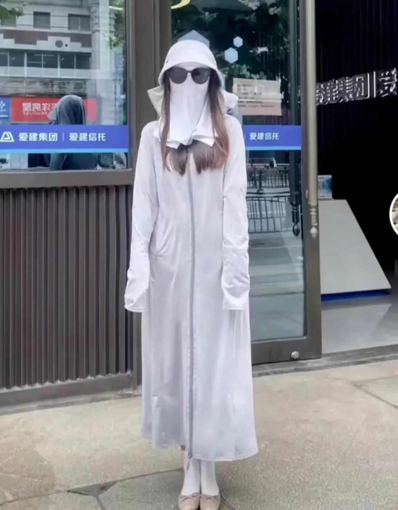 只要自己不尴尬，那尴尬的就是别人。让人想不通的，就是街上总能看到一种女人。包