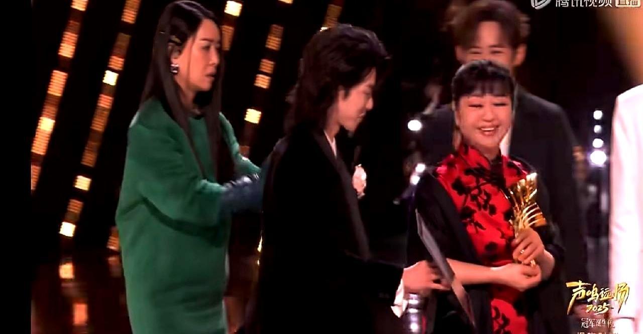 《声鸣远扬》这节目，总决赛搞得挺难看。那英当场就急了，直接问票数咋差这么多