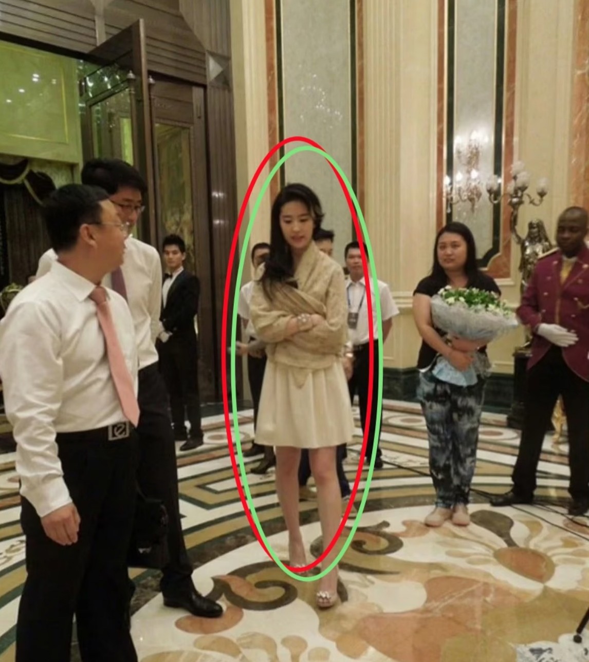 我去..刘亦菲本人竟然长这样我滴天呀，真的好美呀，小脸白白嫩嫩的，我都羡慕啦