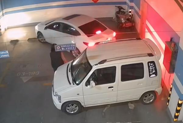 占车位被反杀，爽！小区那些事儿社会怪象做人要有数这年头，有些人真是把