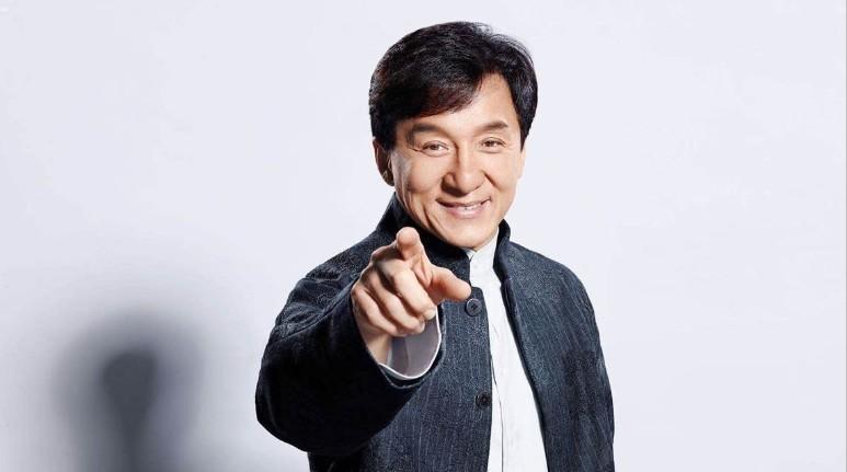 有人问说，成龙为什么不承认吴卓林是他的女儿？有个高赞网友回答：“因为成龙不缺孩子