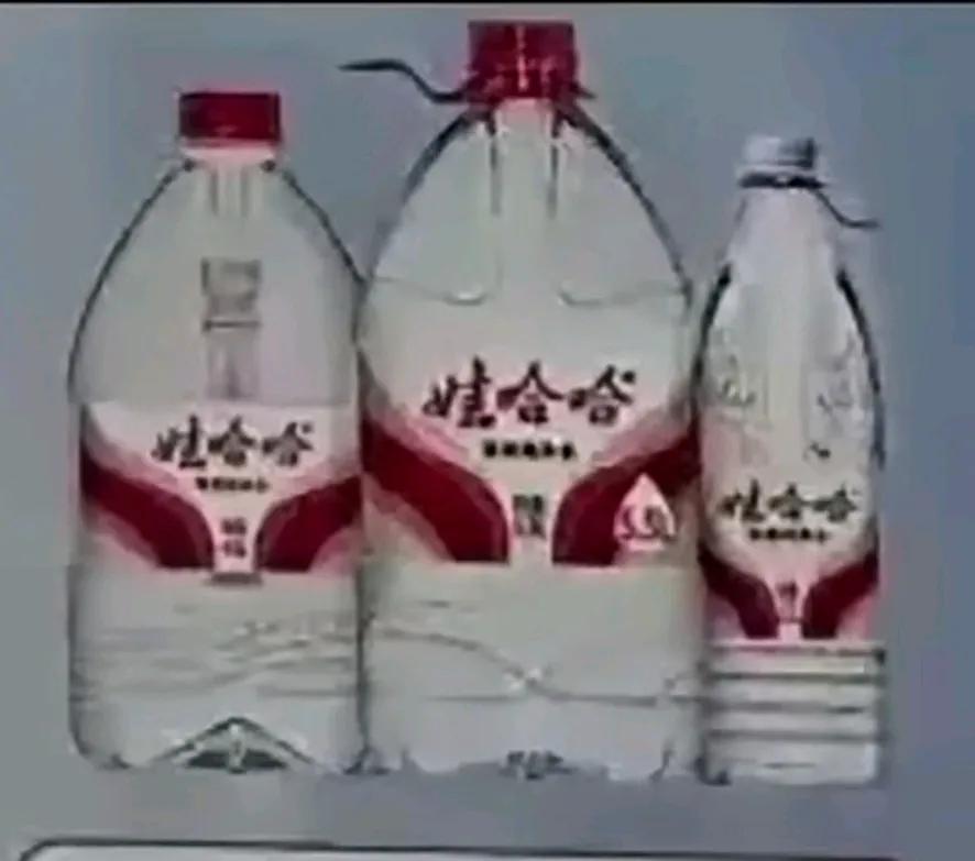 娃哈哈又出新广告词了，在电梯旁边挺醒目:水就是水，让水回归纯净！这广告中有四