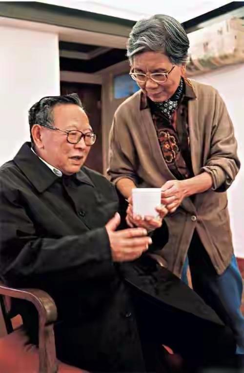 梁羽生的文笔和金庸不分伯仲，为什么就没有金庸造诣高呢？打个三俗的比方。以武侠