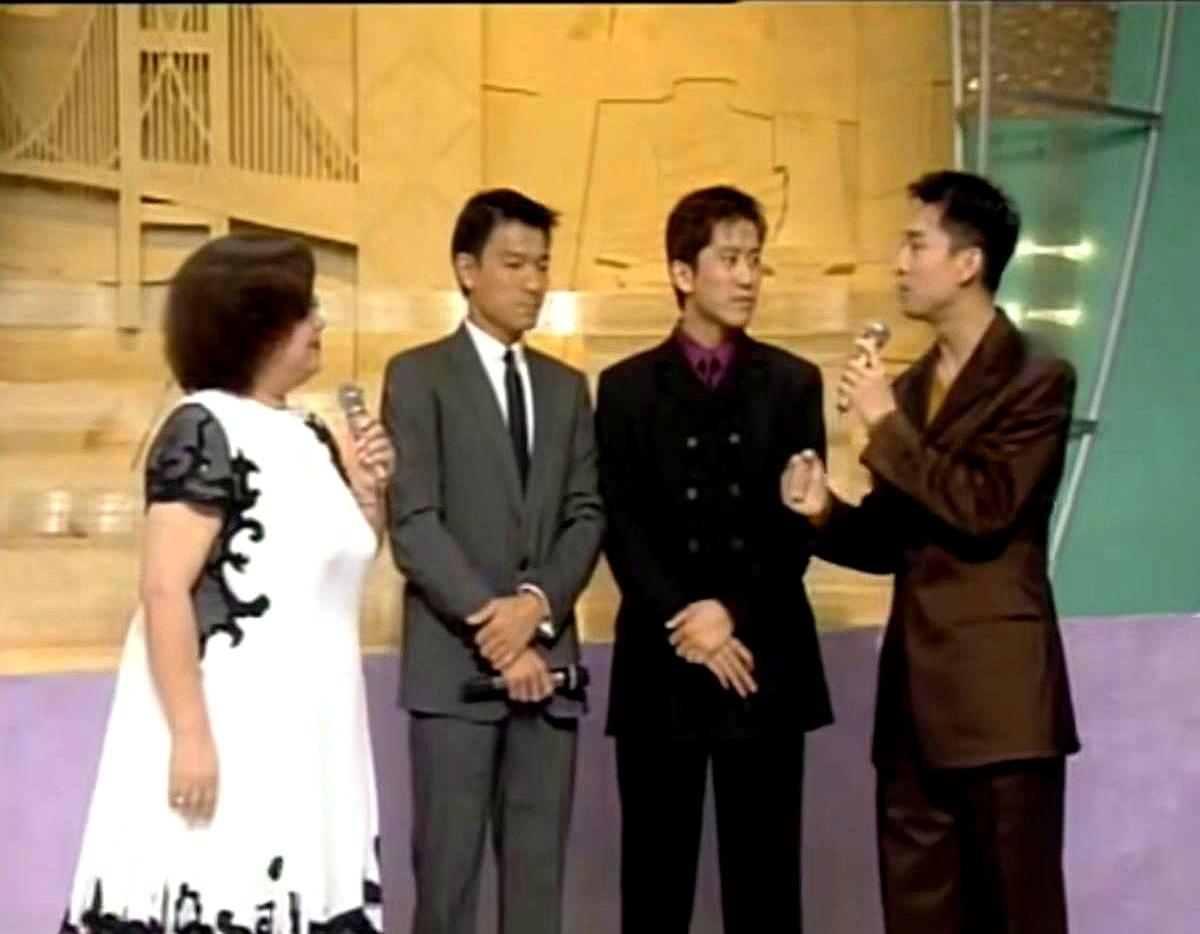 官方报180的毛宁，真实身高怕是藏着不少水分。他跟刘德华站一块，俩人头顶